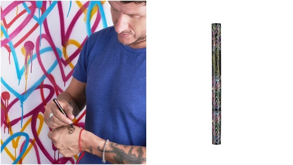 IG最火紅的打卡背景牆LOVEWALL跟彩妝聯名！Maybelline把最熱賣的小金蓋眼線筆換上LOVEWALL新包裝