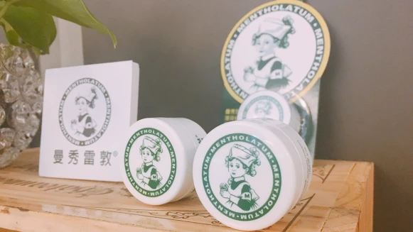 曼秀雷敦這次真的出護唇膏了！小圓罐裝的薄荷修護潤唇霜，用熟悉的味道呵護嘴唇