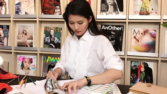 姐說：「最美的彩妝就是由內而外的好氣色！」時尚達人陳璧君包裡必放白蘭氏紅膠原，隨時上鏡都OK！ 