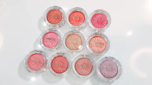 除了必備的#15紫色小花，不管是不是花農都該入手在日、韓都賣翻的倩碧花漾腮紅#05土色與#08甜瓜橘