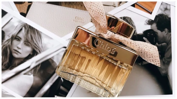 珠寶般金色瓶蓋，繫上金絲編織蝴蝶結緞帶【全新Chloé極緻女性淡香精】是朵光看就醉的不羈玫瑰！