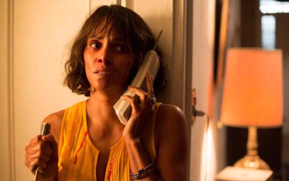 別惹到「地表最強老媽」！荷莉貝瑞新片《綁架》化身單親媽，徒手搏命解救愛子