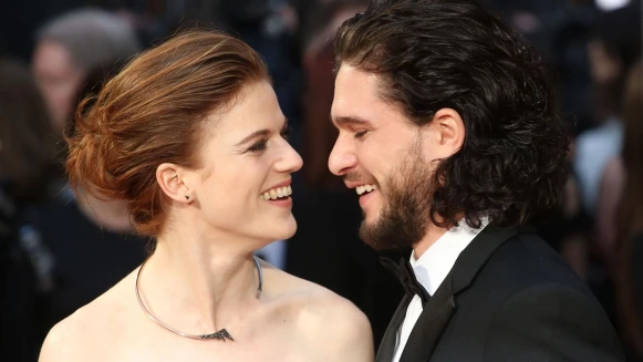 女野人落淚!《冰與火之歌》瓊恩雪諾愚人節玩笑開太大差點被取消婚約!