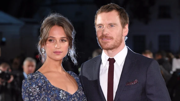 恭喜「萬磁王」成人夫！麥可法斯賓達與《丹麥女孩》艾莉西亞薇坎德西班牙低調完婚