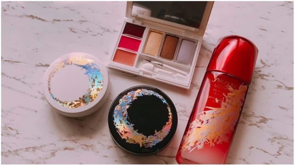 美妝控必收！七彩璀璨光圈躍上【資生堂聖誕限量系列】，每個單品都穿上藝術品般的絕美金縷衣～