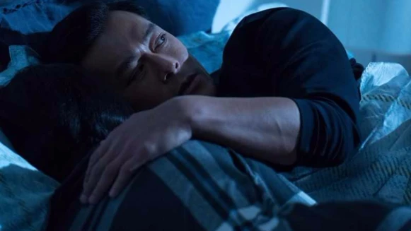 黑膠唱片上的自轉女生人頭太驚悚！《陰陽路》20周年再推恐怖新片《常在你左右》