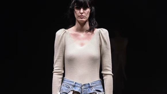 透明牛仔褲還不夠？ 東京時裝週出現的全鏤空牛仔褲正要流行？