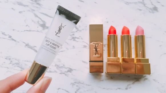 「YSL貼心推出唇彩雨衣！讓口紅變霧光，還能持久不掉色」唇膏的好夥伴必備這條護唇定色保濕唇膜