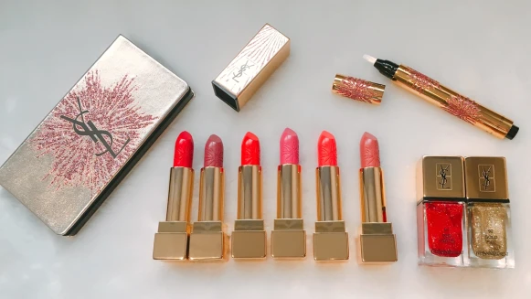 「把燦爛的巴黎煙火刻在唇膏上」YSL 2017夜燦巴黎聖誕彩妝，絕美口紅色號#70全台限量50支