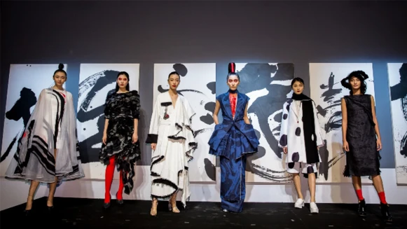 董陽孜《讀衣II》特展搶鮮逛！服裝結合立體投影超吸睛！