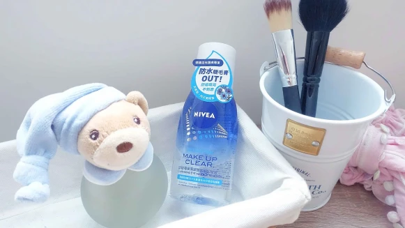 「妮維雅保濕深層眼部卸妝液」專櫃品質、開架價格的高CP值 小編直封神等級的眼部卸妝液！真心不騙可以從此只用它！