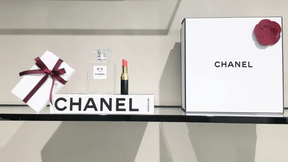 「太陽眼鏡、VIP休息區、護膚間、酒紅色小香緞帶、400ml精品香水」定調成化妝品精品店概念的香奈兒台北101化妝品5大亮點