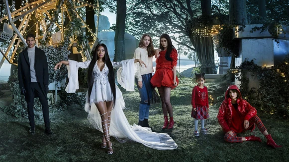 充滿奇幻的魔法氛圍！H&amp;M Holiday 2017系列廣告由Nicki Minaj百變詮釋