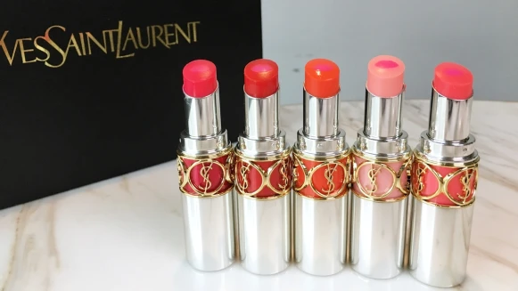新一代「男朋友唇膏」！缺貨半年終於補貨的YSL夾心唇膏熱賣Top 5色號公開(加映陳俋安Queena實擦示範)