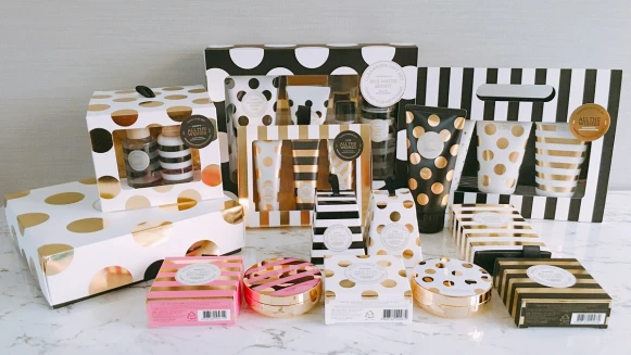 「把水晶球直接放在唇釉上，加上點點、條紋與黑X金配色，可愛中又帶著質感」THE FACE SHOP 2017圓夢聖誕系列17款好想直接包套