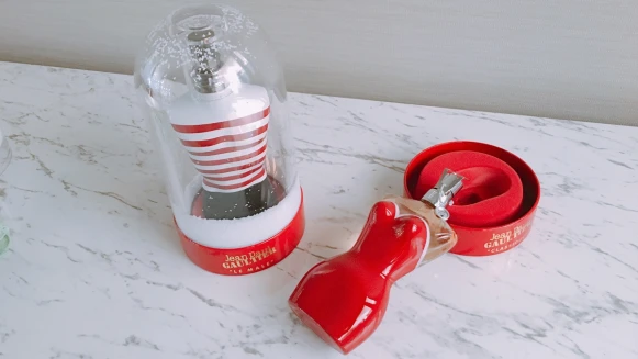 「把香水藏在聖誕水晶球裡，轉動時有片片雪花落下」今年最適合情侶送禮的高堤耶限定耶誕對香