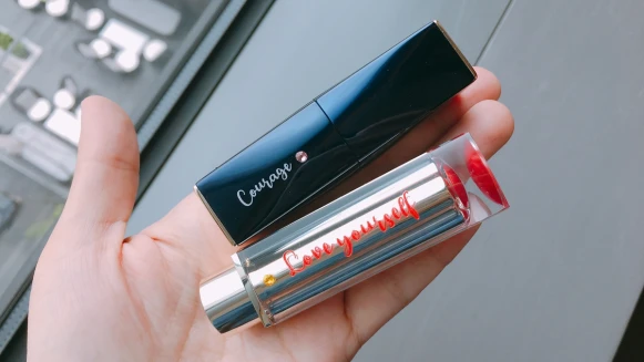 「不只刻名字，還可以刻上一整句話」雅詩蘭黛大受歡迎的客製化口紅刻字+貼鑽服務再登場