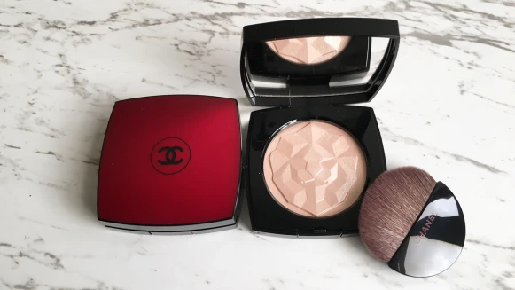 「簡單線條刻劃出立體浮雕獅子」香奈兒CHANEL新品霸氣蜜粉餅讓人眼睛一亮