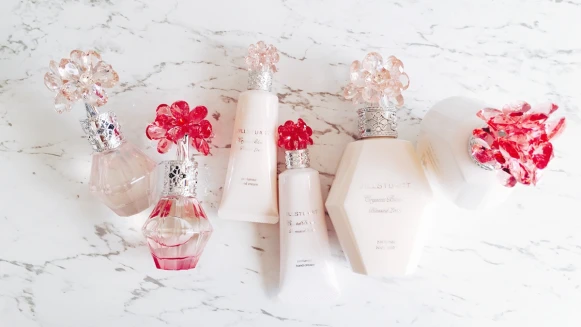 「是戀愛的甜蜜香氣，還有漸層瓶身配上玫瑰色水晶花束」JILL STUART吉麗絲朵花鑽香水2017限定版夢幻壓軸