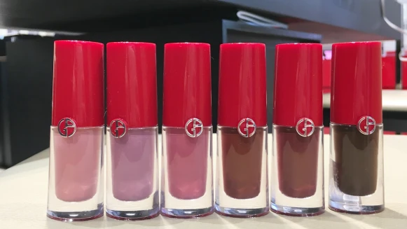 Giorgio Armani空氣唇露即將有新色！除了韓國搶翻天的#510悸動玫瑰色之外，還有奶茶、酒紅、土色都在2017聖誕彩妝裡