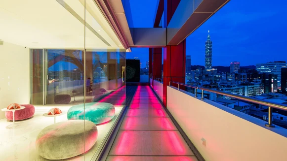 你是風格玩咖還是派對女孩？最潮IG打卡新點Hotelpoispois泡泡飯店！頂樓露天跨年派對，101夢幻煙火近在眼前！