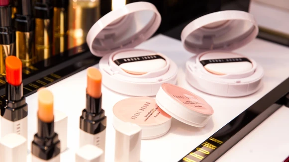 宛如「氣墊版素顏霜」，Bobbi Brown用玫瑰粉氣墊拍出發光美肌！連晶鑽桂馥潤色護唇膏也推粉紅珠光版