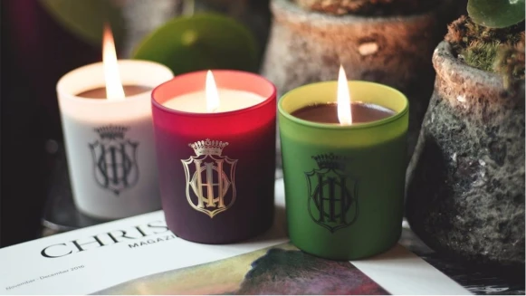 「繽紛霧面瓶身、鮮豔配色配上燙金家徽」意外有現代感的Sisley隱藏版限定香氛蠟燭，台灣首度曝光 