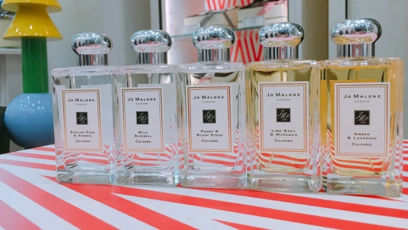 英國梨與小蒼蘭蟬聯第一名！Jo Malone London 2017年最熱賣的香水Top 5揭曉(加映品味師示範混香噴法)