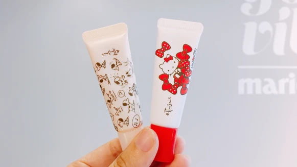 只有艾杜紗可以一次推出復古史努比SNOOPY與Hello Kitty的護唇精華液