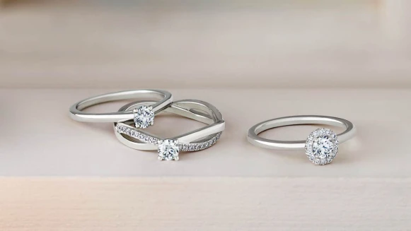 以浪漫雋永三大經典設計鑽戒為主的MY FIRST DE BEERS系列 ，最適合妳的會是哪一款璀璨鑽戒呢？