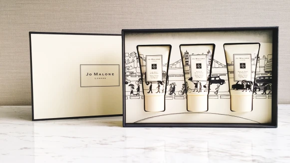 加上英國街景圖案特別俏皮！好看又好擦的Jo Malone London經典香氛護手霜組裡面有我們愛的英國梨與小蒼蘭