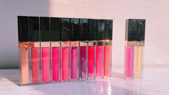 「15年來首次推出唇蜜系列，#101艷葡萄、#102艷檸檬讓嘴唇變得又豐滿又想親」SUQQU推出金彩˙精彩春季限定彩妝