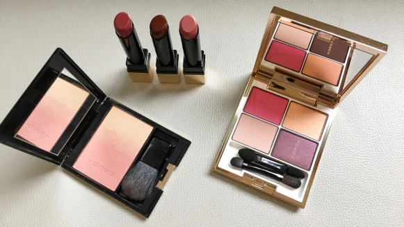 就像剛喝完一杯熱紅酒的「微醺紅酒系口紅」好迷人！SUQQU英國已完售耶誕彩妝，台灣12/5限定開賣