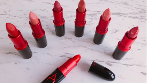 不僅僅是乾燥玫瑰，還加上「暖調、楓紅、肉桂裸」 M.A.C VIVA GLAM 7款新唇膏都是秋冬超應景色調！