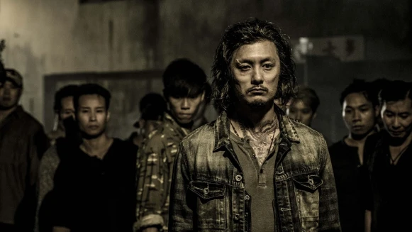 拿磚塊狂敲頭一點也不手軟！《狂獸》余文樂一改型男模樣，跟張晉逞兇鬥狠飆戲超過癮