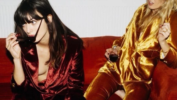 將低調華麗的光面絲絨帶至早春，給你嶄新的迷人光彩！