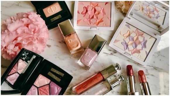 兩盤都是獨角獸淚光色譜！Dior迪奧【雪晶靈櫻花粉頰彩】用甜蜜薰衣草和珊瑚粉，捎來春天顏色