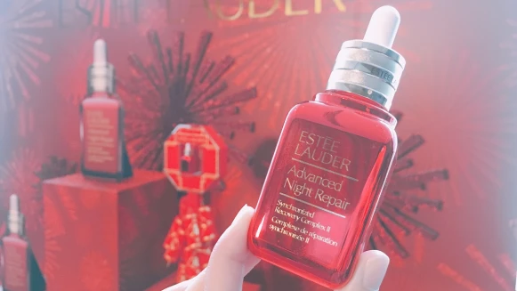 小棕瓶變紅了！跟上過年包裝，雅詩蘭黛特潤超導修護露推出開春櫻桃紅限定瓶