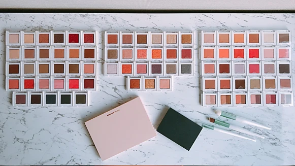 眼影變身為積木組合也太促咪！THE FACE SHOP全新推出80色「方塊積木眼影」，色澤漂亮到想全包色