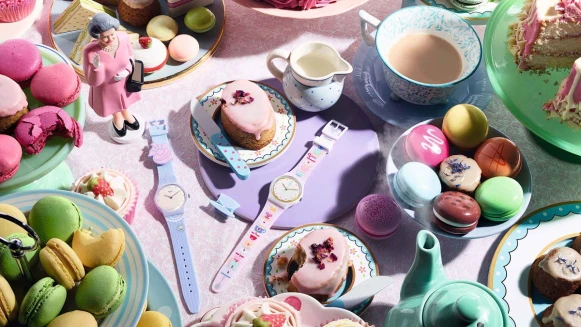 英國雙層巴士降臨台北街頭！Swatch春夏系列腕錶打造英式幽默印花圖騰