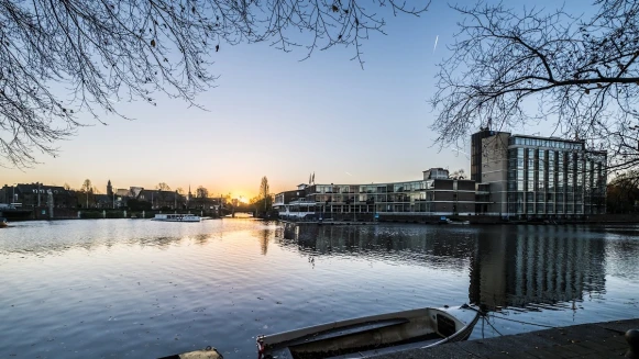 前進阿姆斯特丹吧！小資女也能負擔的超美運河邊設計旅館