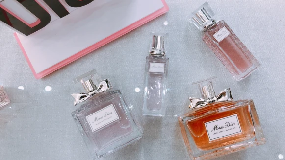 好浪漫，用玫瑰花香氣親吻脈搏！迪奧把Miss Dior做成滾珠瓶，親吻香水2月上市(加映專為農曆春節設計的限定禮盒包裝)