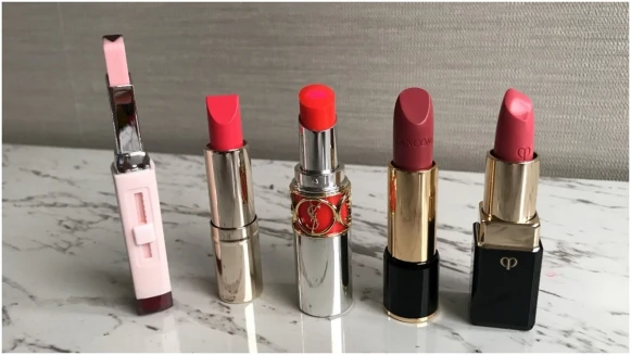 年度熱銷唇膏排行榜！「連排19小時、兩週賣破萬支…」驚人缺貨實錄，化妝包非收不可