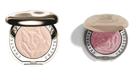 不只腮紅本身連外盒都有玫瑰浮雕圖案！香緹卡為亞洲推出東方薔薇胭脂頰彩，還有超Q萌的雪尋靈犬慈善亮顏彩盤