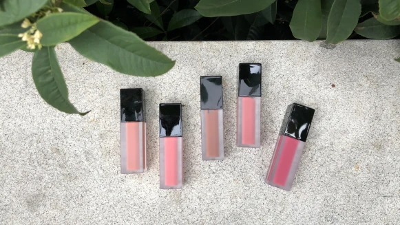 外型方方正正好可愛、CR01在韓國更熱賣到缺貨，韓國彩妝A'PIEU方塊霧感唇釉進駐屈臣氏