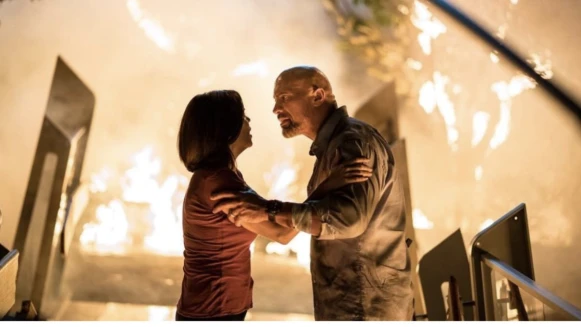 拯救240層高樓的安危！昆凌加盟演出，巨石強森主演最新動作電影《摩天大樓》