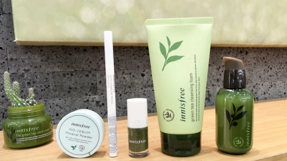 一年可以賣掉5萬顆，原來無油無慮蜜粉在台灣是熱賣第一名！韓國當紅美妝品牌innisfree全年的熱賣王是這5個