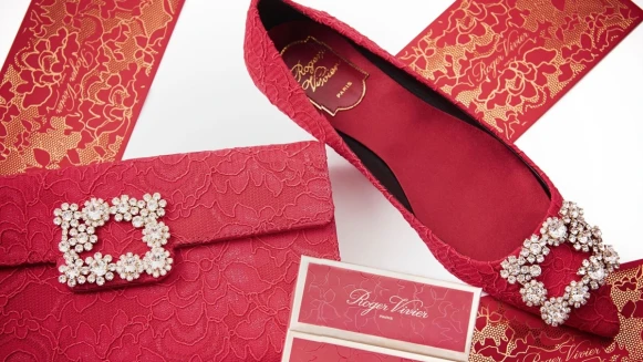 鞋控們不能錯過這雙櫻桃紅美鞋！Roger Vivier農曆新年限定系列，結合法式優雅與東方韻味