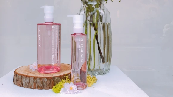 「是讓肌膚用的櫻花清酒」植村秀最新粉色櫻花潔顏油瞄準少女心，接睫毛也能用，還特別加強去黑頭效果