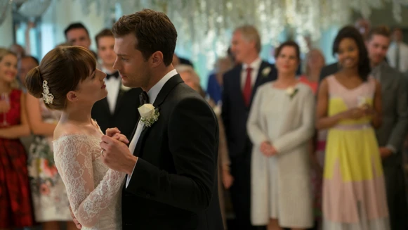 布雷蕭本月最期待的「格雷的五十道陰影：自由」，除了性感、還有值得多看幾眼的時尚亮點！